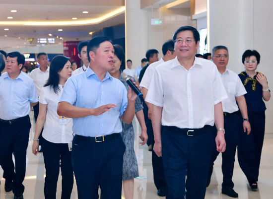 杜家毫书记一行走访步步高梅溪新天地