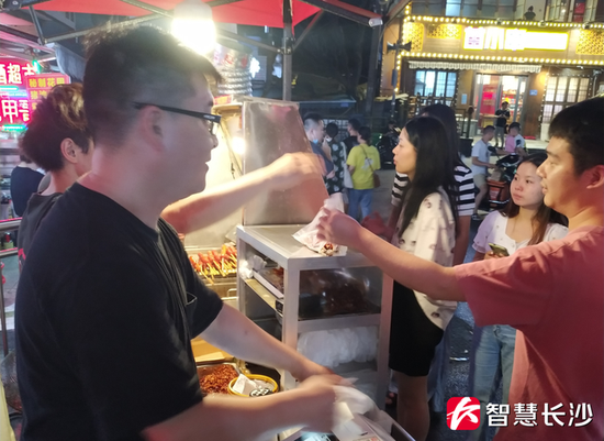 图为顾客在购买东瓜山烤肉肠(剑裘 摄)