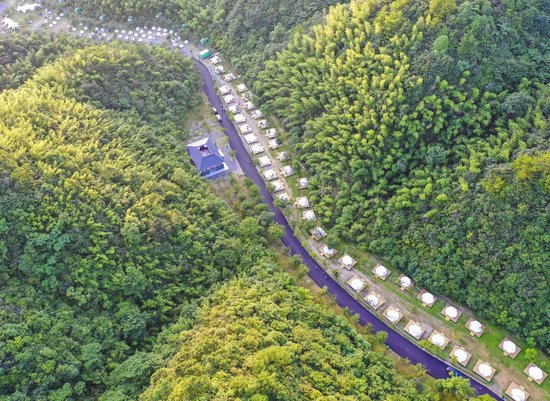 (双牌县阳明山国家森林公园,游客在万和湖帐篷露营基地休闲。周秀鱼春、袁程 摄)