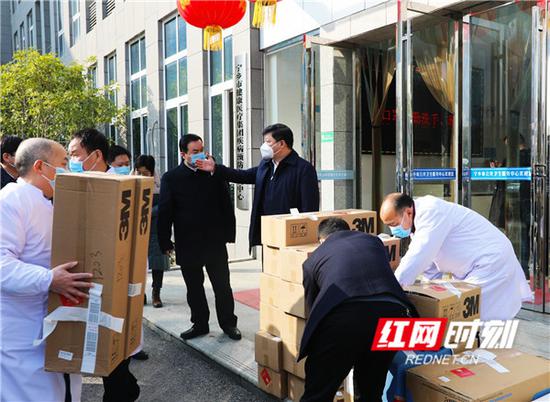  楚天科技采购的医疗防护物资捐给了宁乡市政府。