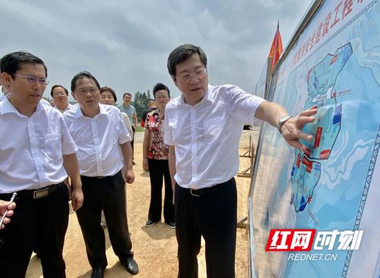 杜家毫在钱粮湖垸分洪闸,考察蓄洪垸安全建设情况。