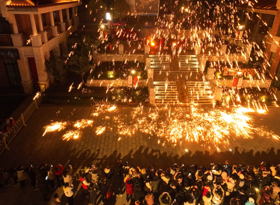 2月9日晚,衡阳市南岳区祝融小镇,人们在观看非遗打铁花表演