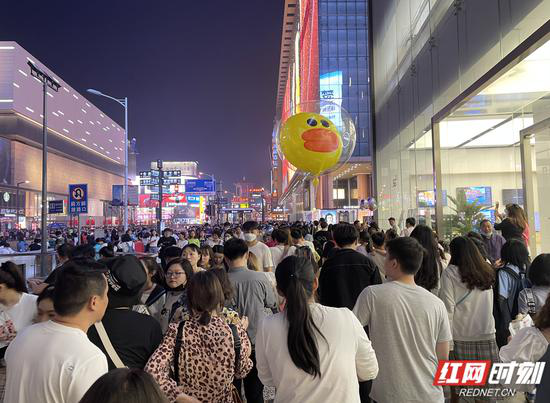 长沙五一广场十分火爆。