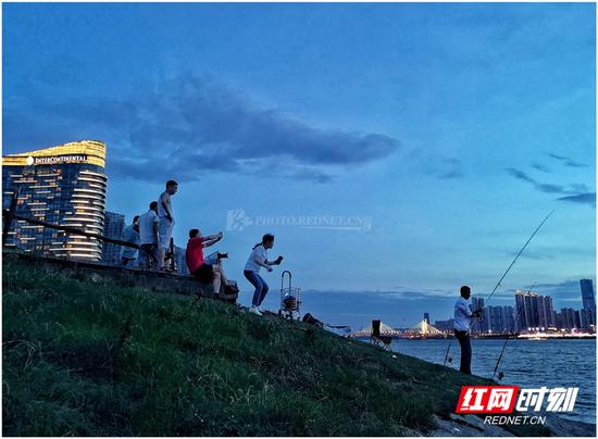 酷热难耐的夏日里,落日余晖的清凉与壮美是人们每天不变的期待。图/彭定湘