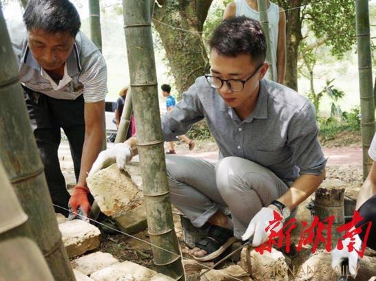 (周培在竹台轩的建造施工现场,右一为他)