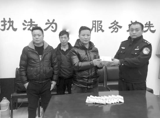 1月10日，长沙市公安局治安支队，民警向来自武汉的方某等农民工转交追回的薪资。　图/受访者提供