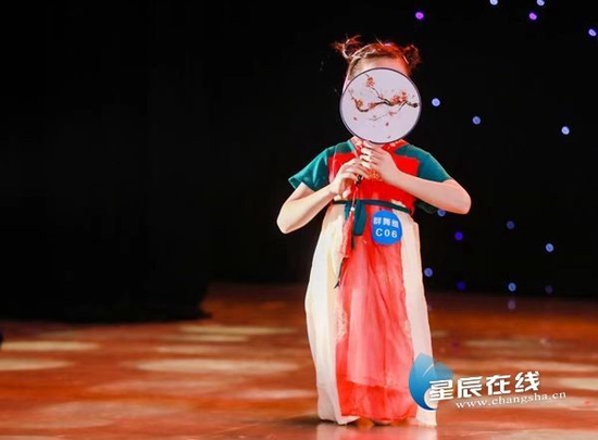 (小舞者们优美的身姿、灵动飘逸的动作,诠释着对形体美的不同表达。)