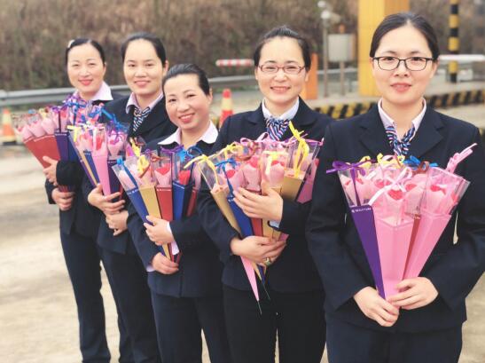 过路的女司机啊，请收下这束花