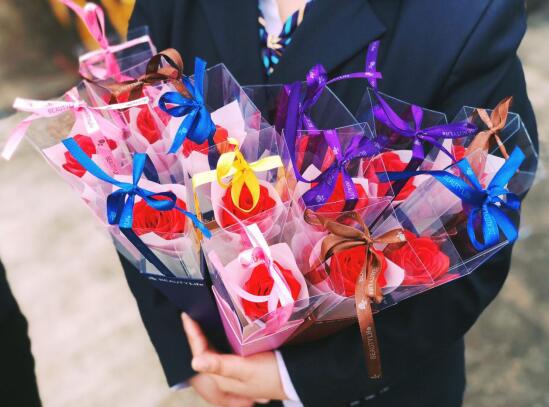 过路的女司机啊，请收下这束花