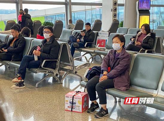 长沙黄花机场内，疫情并未影响乘客出行。