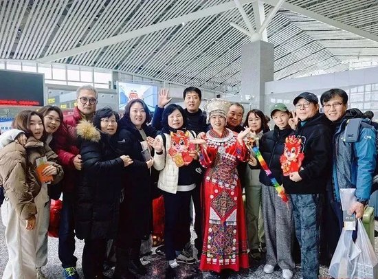 韩国游客在张家界荷花国际机场合影
