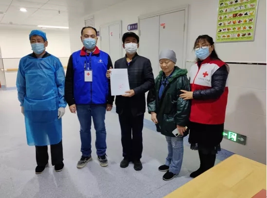 △简短的告别仪式后,家人和工作人员送别周香元老人。