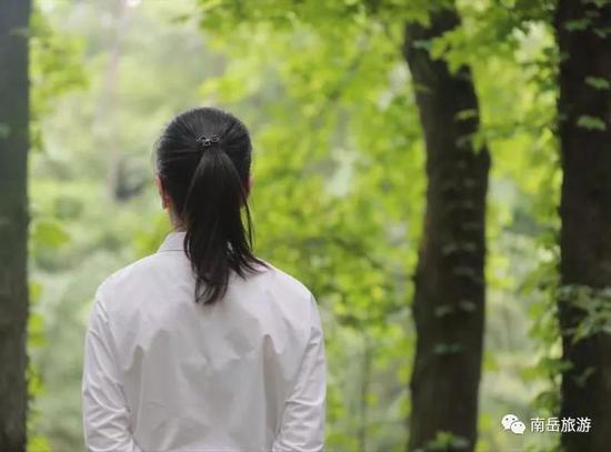 我站在你的背后,与你有关的世界五彩纷呈。