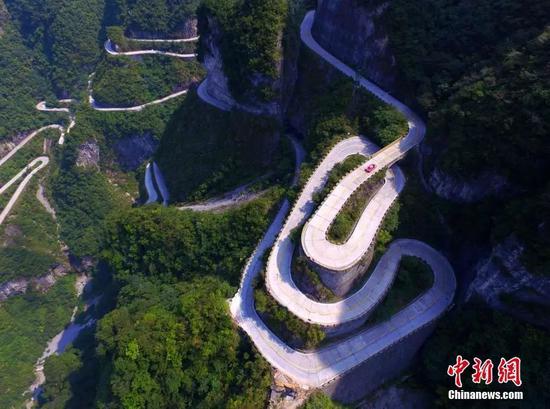 通往天门洞的盘山公路被称为“通天大道”,共有99个弯。邵颖摄