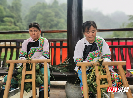 苗家妇女在包粽子