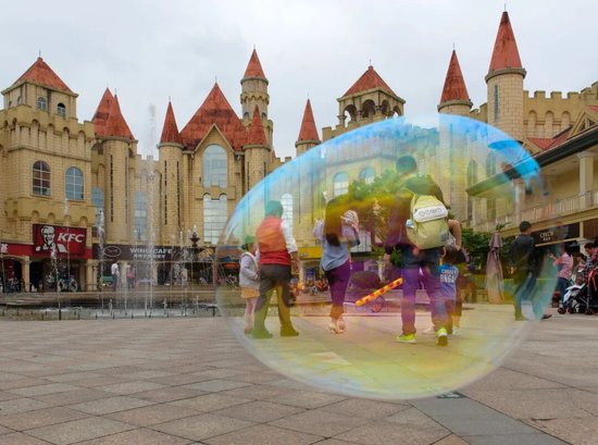 市民在友阿奥特莱斯购物休闲。湖南日报全媒体记者 唐俊 摄