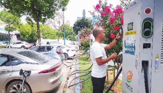 长沙市民在为新能源汽车充电。