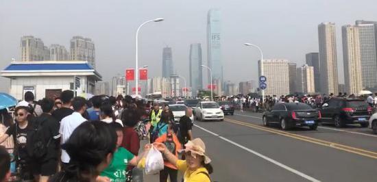 橘子洲烟花燃放时有人晕倒 交警在人海中开辟生命通道