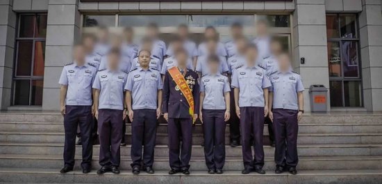 蔡晓东(第一排左三)。公安部供图