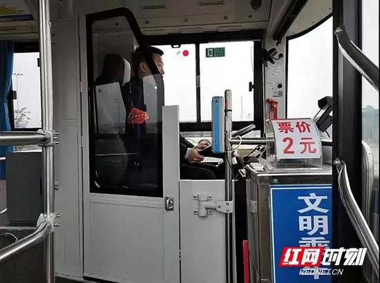 装有防护栏的纯电动公交车,有力地保护了驾驶员的人身安全。