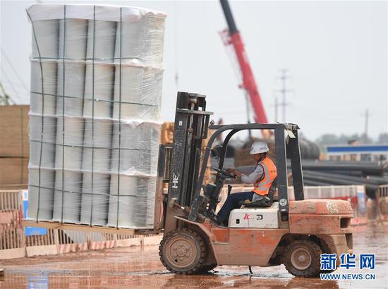4月17日，工人在位于湖南长沙浏阳市的长沙惠科第8.6代超高清新型显示器件生产线项目主厂房施工现场作业。新华社记者 薛宇舸 摄