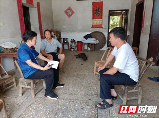 长沙县巡察组组长赵军林（左一）深入村民家走访。