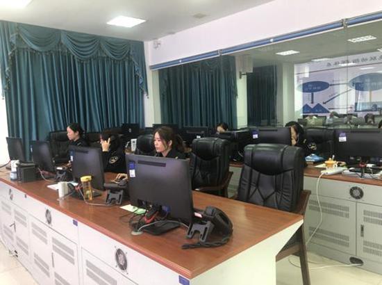 长沙县行政执法局值班人员一片忙碌。 邓桂明 摄