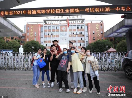 资料图:6月8日,全国多地高考结束,图为贵阳市观山湖区第一高级中学考点外,考生们合影留念。图片来源:ICphoto
