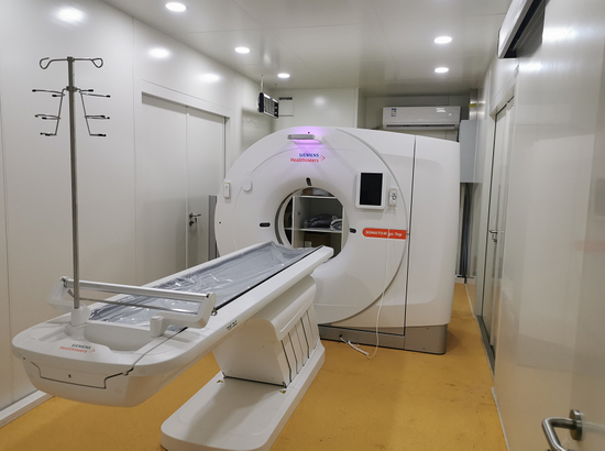 图为“移动方舱CT”内部检查设备。（湘雅医院供图）
