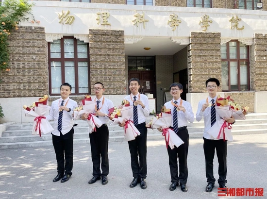 （中国队队员合影 右一为任雨奇）