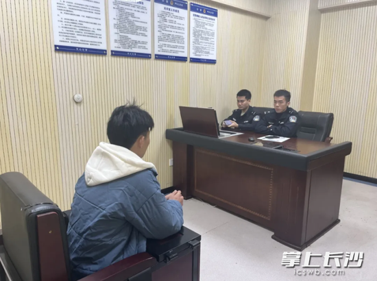 男子被拘留。