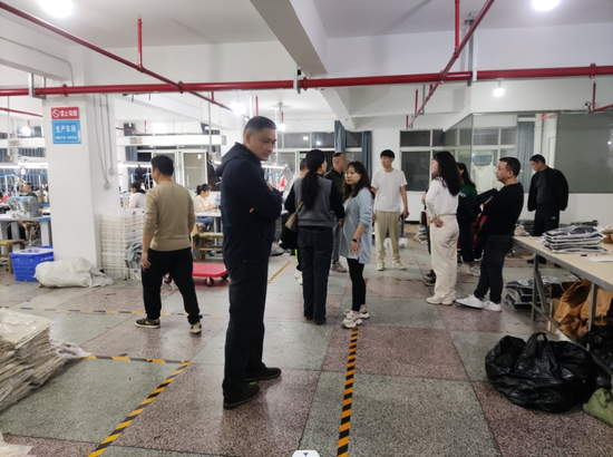 金园网格党支部组织加工厂老板和房东开展消防、卫生等治理“看学议”活动。