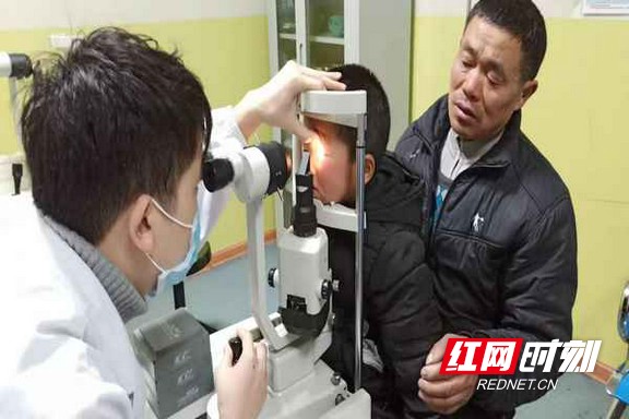 小志焕在怀化爱尔眼科住院治疗。