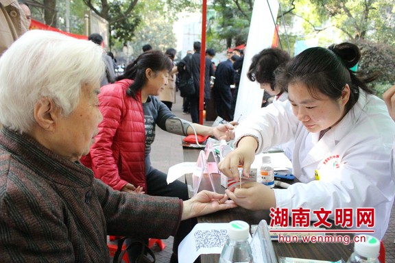 长沙：便民服务“接地气” 老人乐享“雷锋”温暖