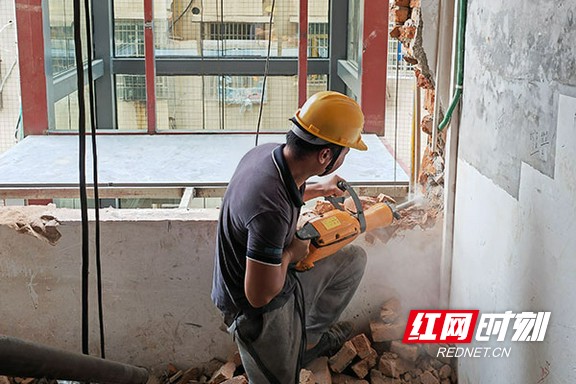 施工人员正在进行电梯梯间建设。
