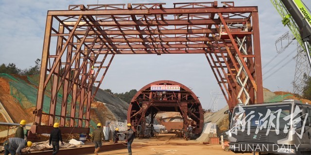 2月9日,常益长铁路项目安岭隧道施工点复工建设