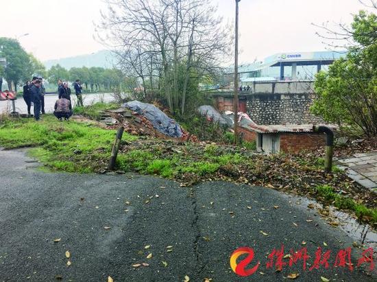 直行车道成了“断头路”(记者 成娇兰 摄)