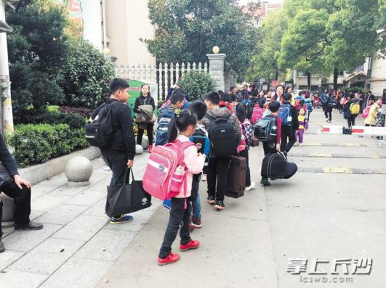 如何为中小学生减负,让他们的书包轻点,一直是社会各界关注的焦点。长沙晚报记者 朱炎皇 摄