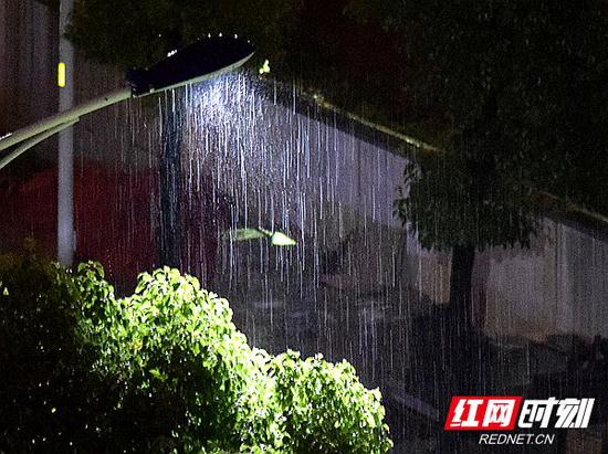 风雨雷电交加，湘潭迎来降温。