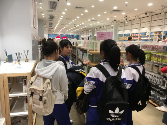 消费者对名创优品限量猫爪杯爱不释手