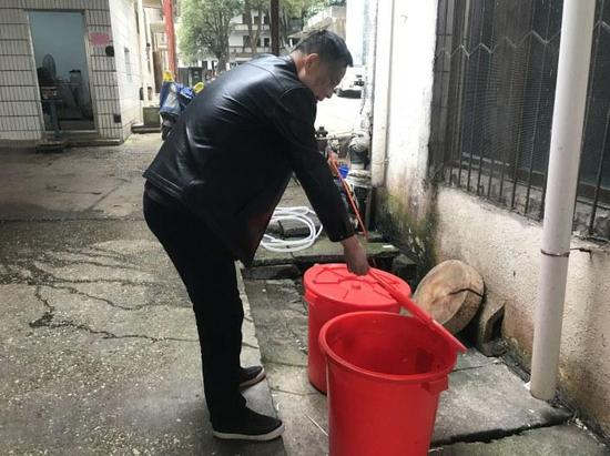 某餐馆将餐厨垃圾打包后放置固定位置