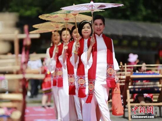 模特展示土家织锦提包、围巾等产品。吴勇兵 摄