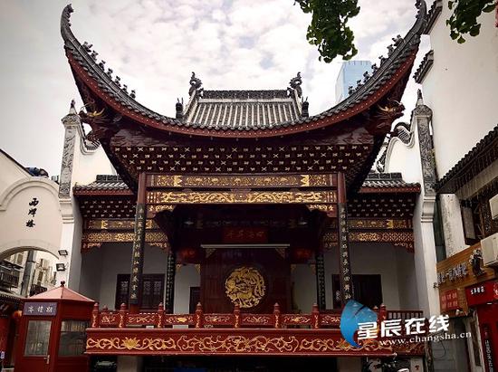 (西牌楼旁的老戏台。)