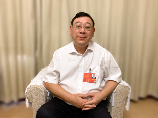 图为全国人大代表、国网湖南省电力有限公司董事长孟庆强