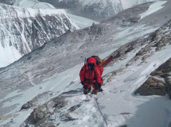 5月12日9时,西藏拉萨喜马拉雅登山向导学校的7名修路队员边巴扎西、多吉次仁、顿巴、旦增罗布、旦吉、阿旺扎西、达瓦桑布从海拔8300的突击营地出发,15时抵达海拔8600米的第一台阶,并将登山路线修至此处。图为修路队员前往海拔8600米途中。文/图 史卫静 顿巴 图片来源:中国登山协会