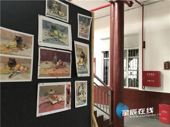 (学校全面提升了消防安全设施。)