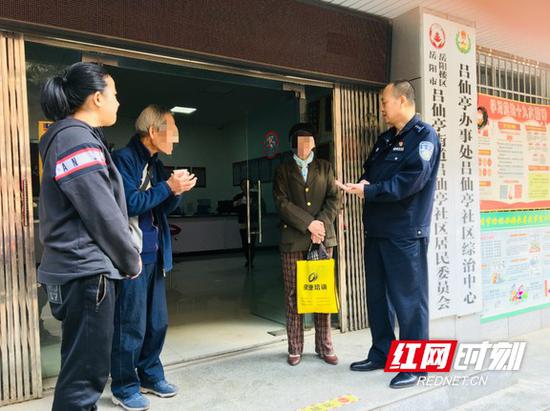 长沙铁路公安处岳阳站派出所民警经过多方查找，终于将老人送回亲人身边。