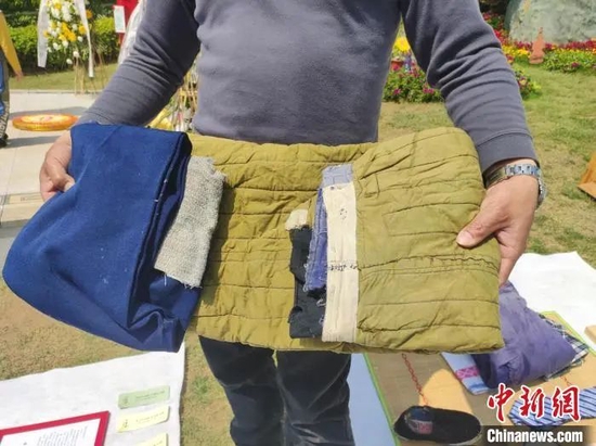 (袁隆平院士在安江农校执教时所穿的棉裤改成了烤火被。)