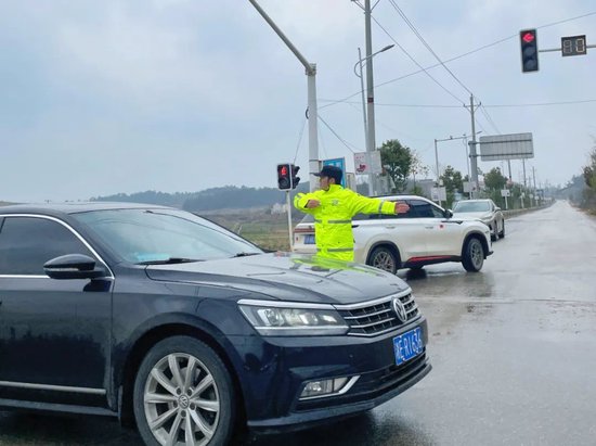图 1 维护交通秩序