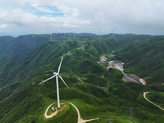 桂东县万洋山景区,风车草海相映成趣